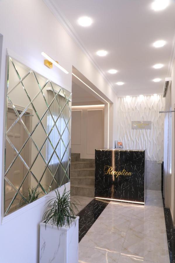 Santorini Hotel & Hostel Yerevan Bagian luar foto